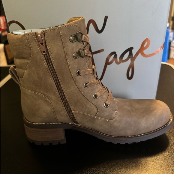 Size 9 1/2 Tan Crown Vintage Boots - Picture 6 of 6